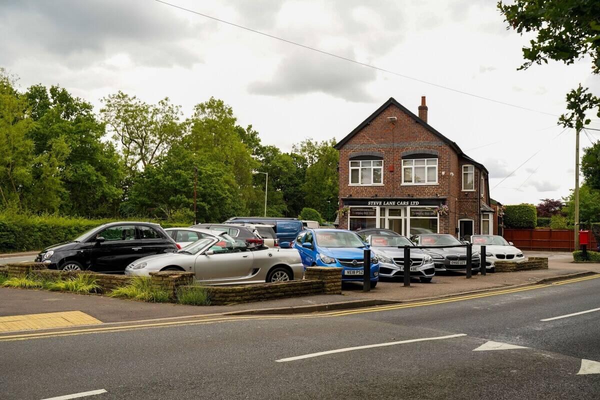 Car Sales Freehold Site including Workshop and 2 Apartments Photo 10