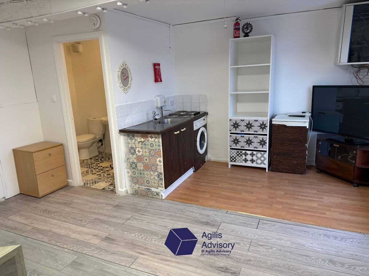 PRICE REDUCED! Prime Barber Shop Opportunity in the Heart of Banbury Photo 10