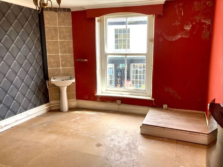 VERSATILE MIXED EMPTY COMMERCIAL PREMISES with LARGE 3 BEDROOM MAISONETTE