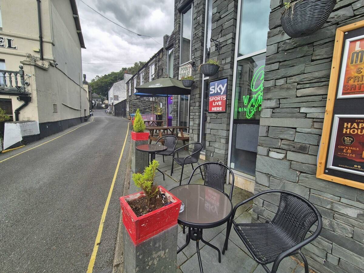 LAKE DISTRICT - STYLISH BAR AND KITCHEN IN TOURIST TOWN