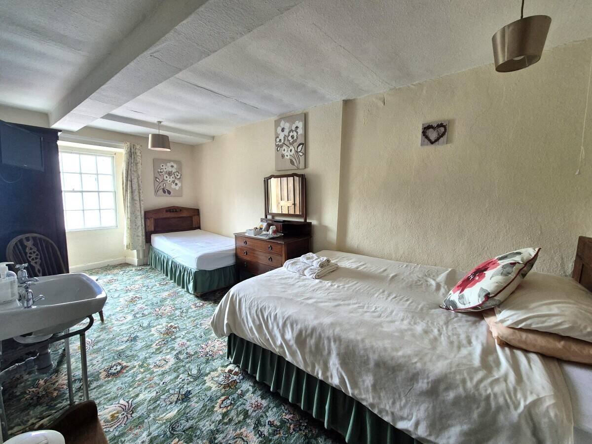 YORKSHIRE DALES - GRADE II LISTED PUBLIC HOUSE IN CHOCOLATE BOX LOCATION