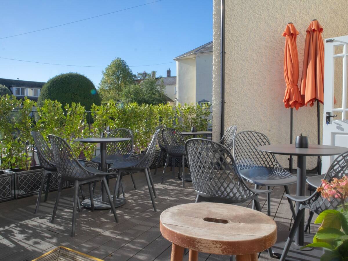 DEVON – THOROUGHLY RESTORED TOWN CENTRE HOTEL AND BAR