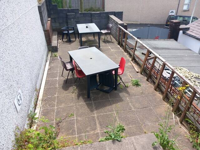SWANSEA CITY - TRADITIONAL WET-LED PUB IN DENSELY POPULATED CITY CENTRE SUBURB Photo 10
