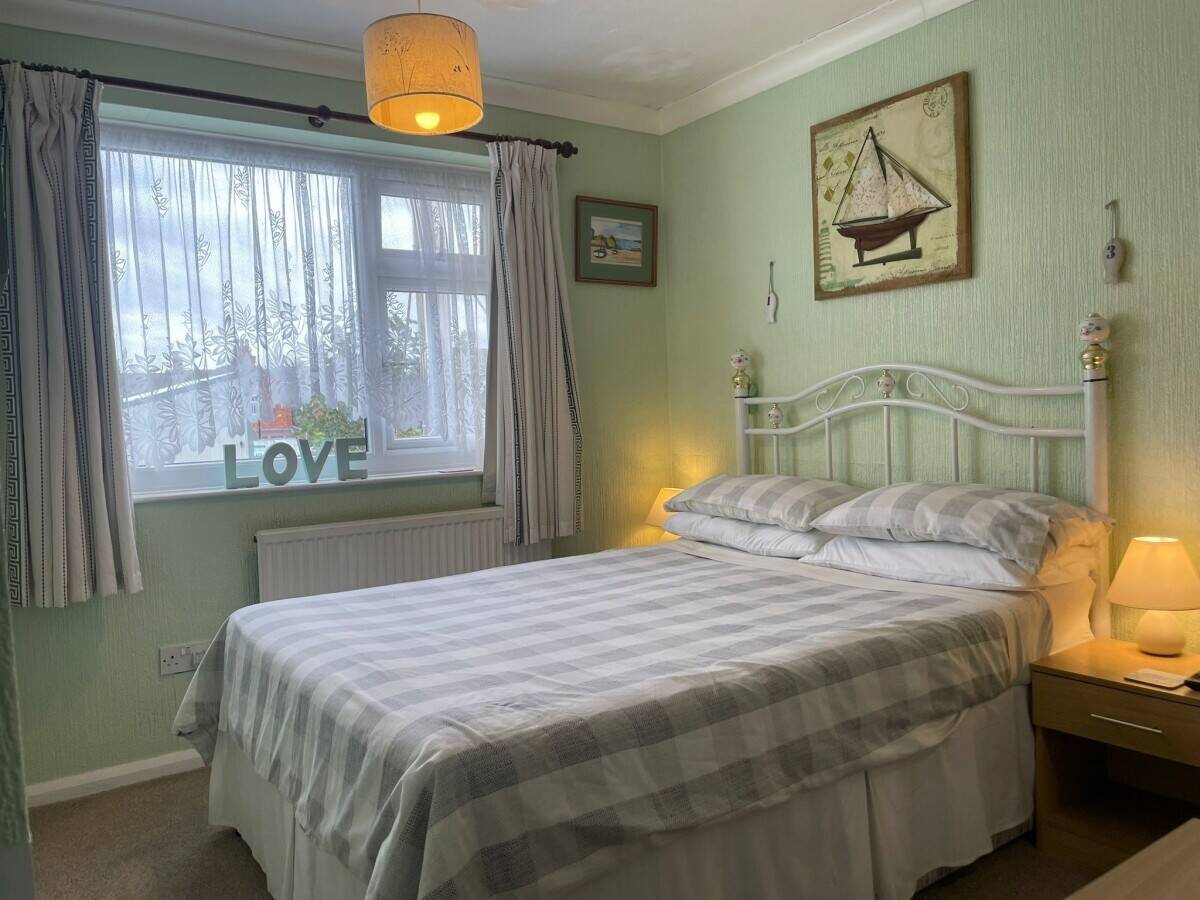 LINCOLNSHIRE COAST - 7 BEDROOM GUEST HOUSE CLOSE TO THE SEAFRONT