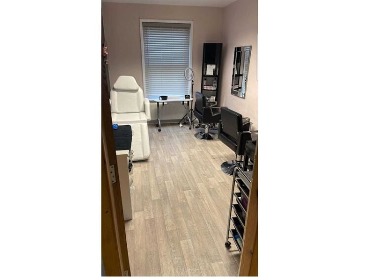 Golden Opportunity – Thriving Tanning & Vape Business with Lucrative Sublets Photo 10