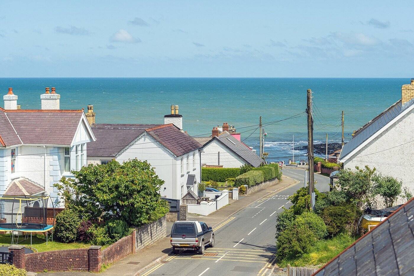 CARDIGANSHIIRE - COASTAL VILLAGE HOTEL WITH SEA VIEWS