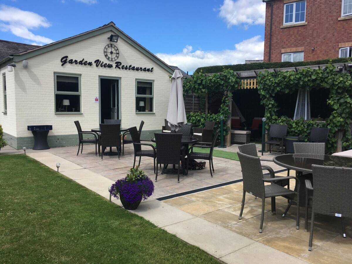 POWYS – WELL-APPOINTED FOOD LED PUBLIC HOUSE WITH EXCELLENT TRADE GARDENS IN BUSTLING MARKET TOWN Photo 10