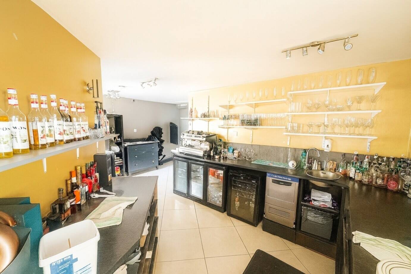 ### NON-TRADING BUSINESS ### RECENTLY CLOSED RESTAURANT WITH FULL A3 & ALCOHOL (2400)