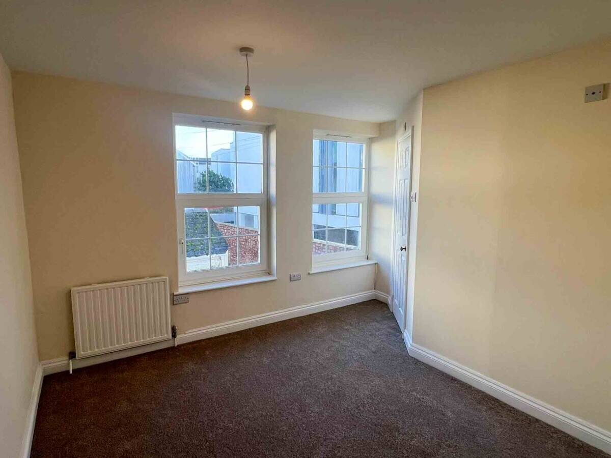A Fantastic Turn-key Investment Property in Paignton For Sale Photo 10
