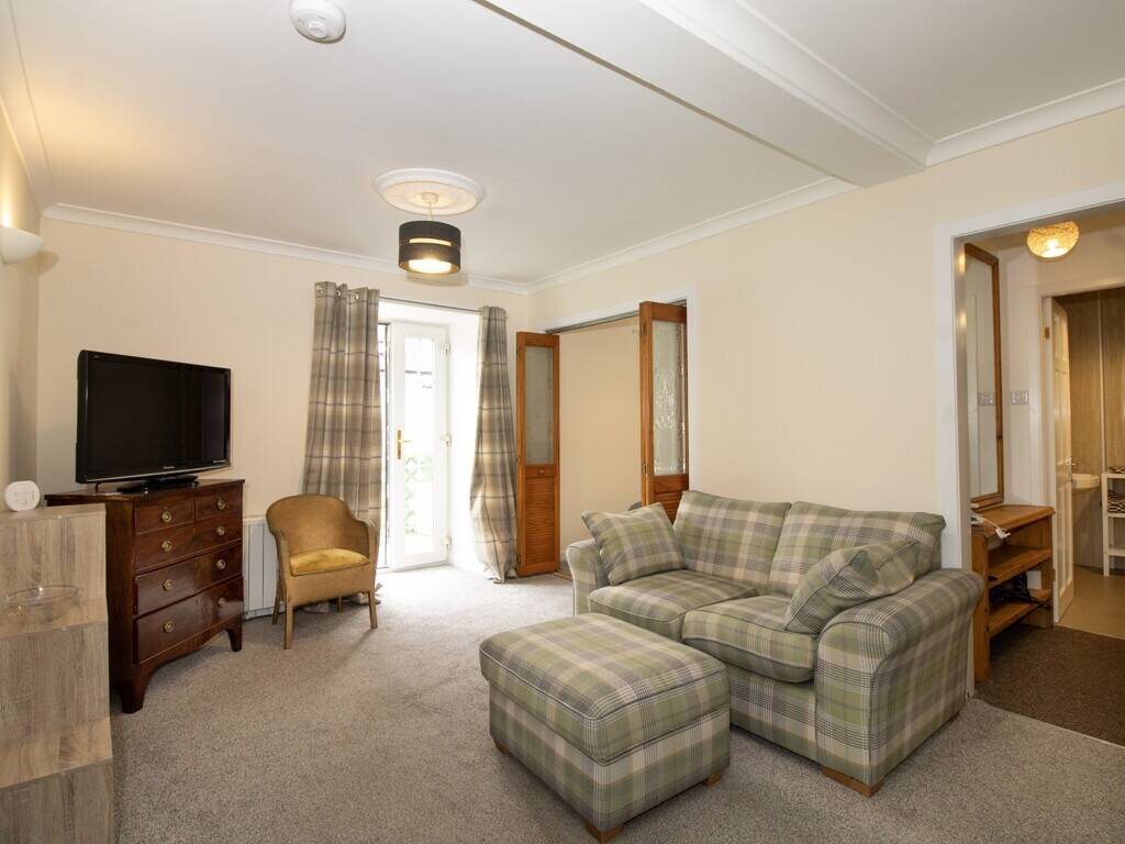 Self-Catering Premises with Flat & Licensed Function Suite Photo 2