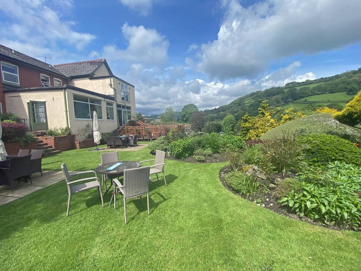 CEIRIOG VALLEY - STUNNING 18 BEDROOM COUNTRY HOTEL IN AN AREA OF OUTSTANDING NATURAL BEAUTY