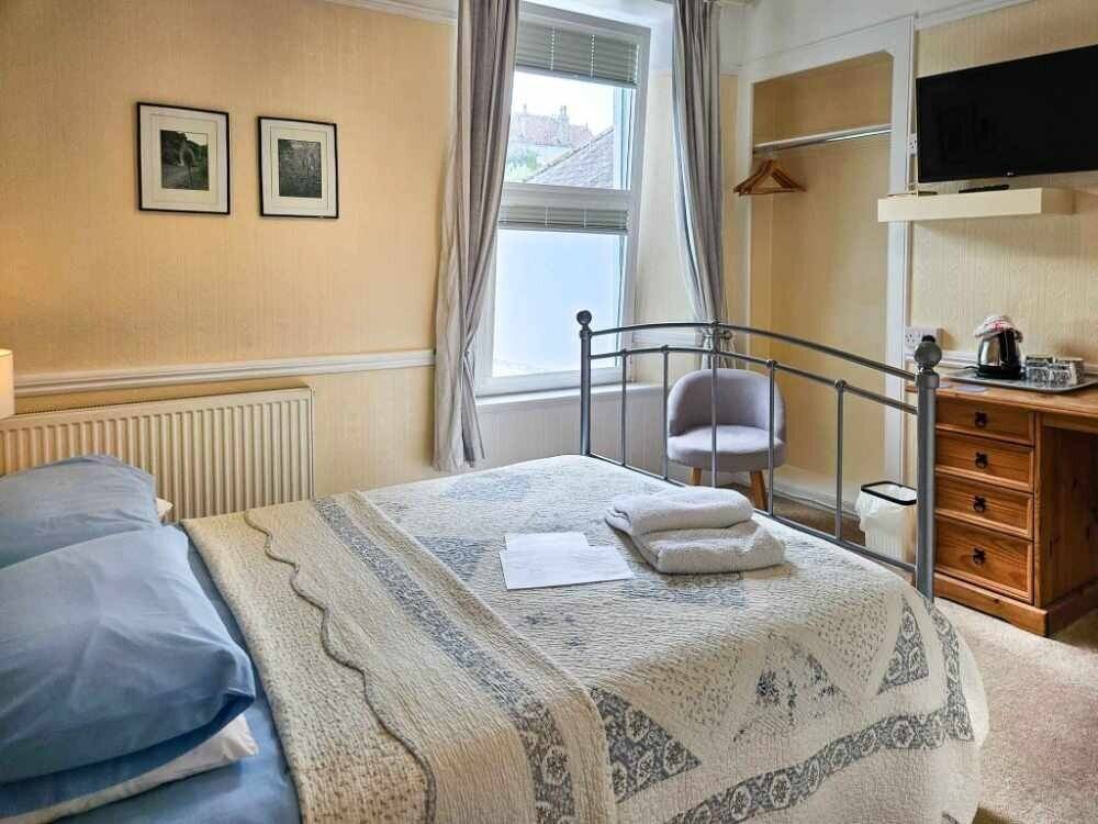 A Stunning Turn-Key Six-Bedroom Guest House Photo 10