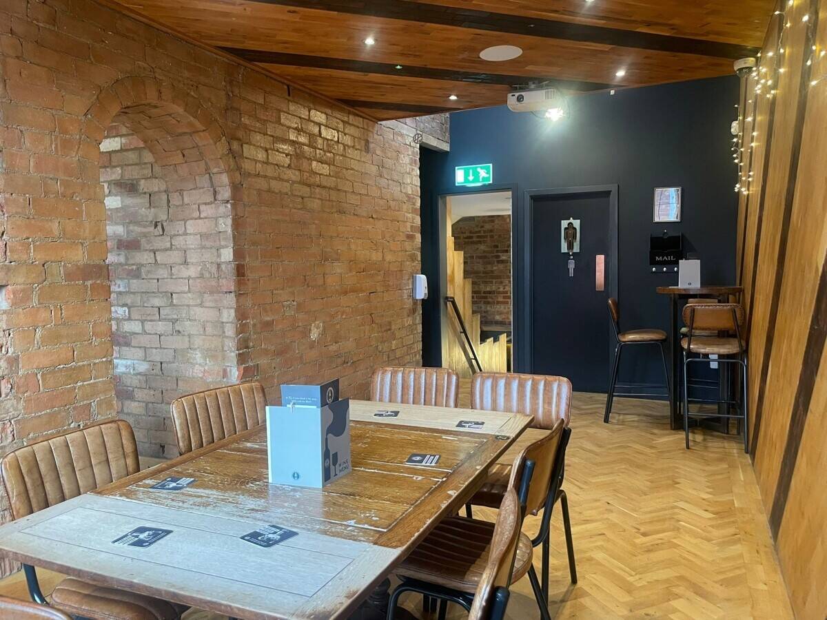 NORTHAMPTONSHIRE - THREE STOREY CHARACTER PUB AND RESTAURANT