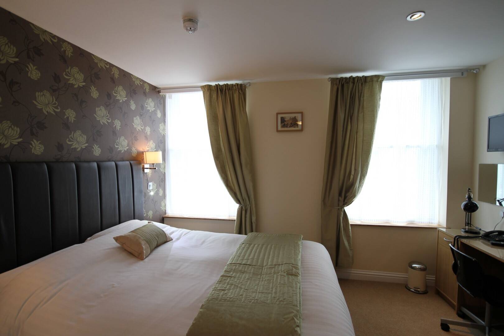 LION HOTEL & RESTAURANT BROAD STREET BLAENAVON TORFAEN - FOR SALE BY PUBLIC AUCTION