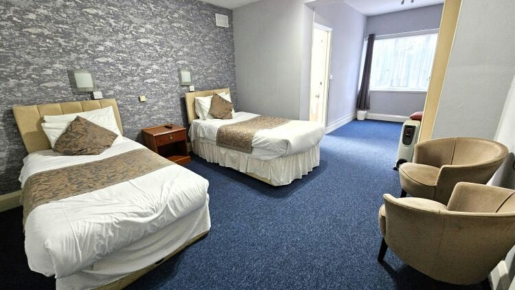 33 Bedroom Town Centre Hotel with Outside Swimming Pool Photo 10