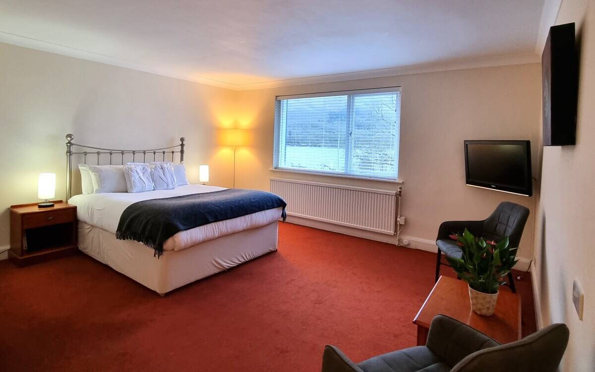 Established, Attractive 12-Bedroom Lochside Hotel - For Sale Photo 10