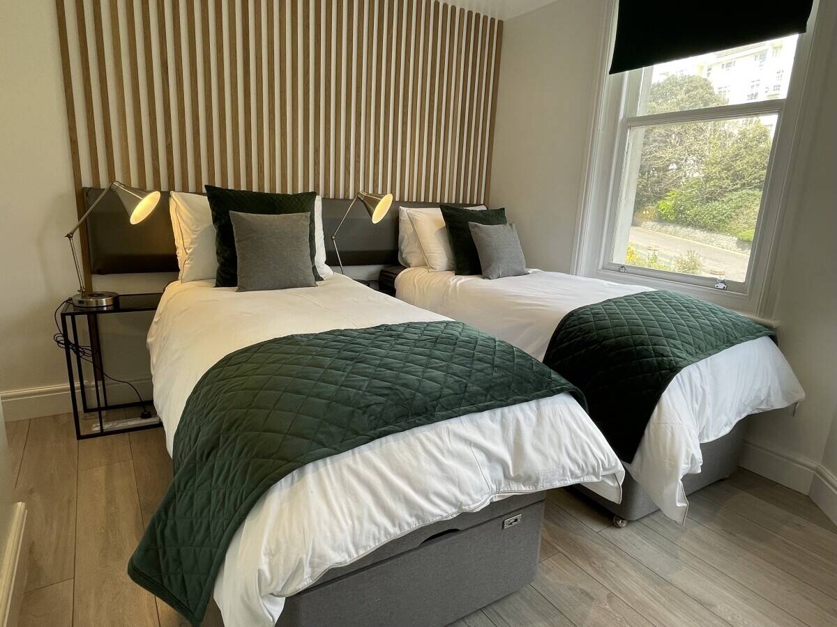 Turn-Key Holiday Let Holiday Home 2 bed Flat across from Bournemouth beach & gardens!! Photo 10