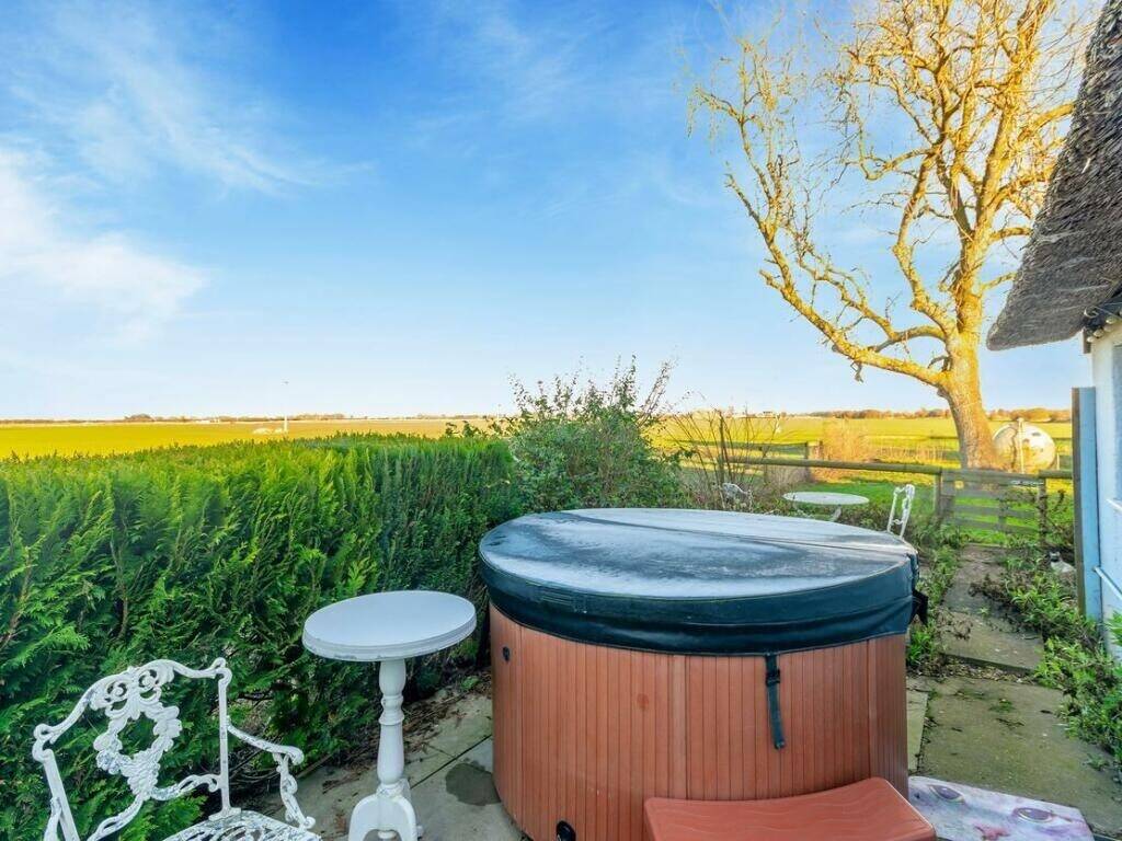 Thatched pub for sale in theddlethorpe