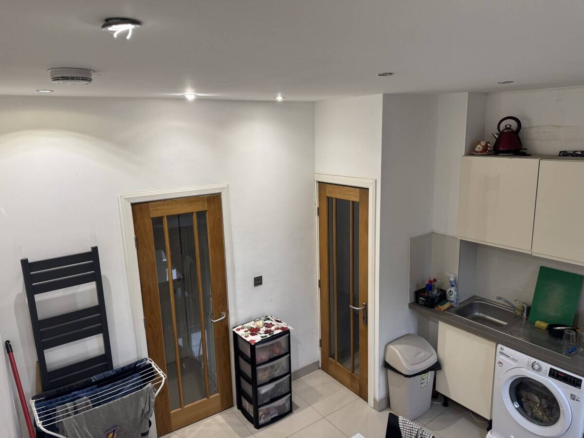 A3 cafe Pizzeria  2 bed ensuite extra room ensuite . Next to tube station Photo 10