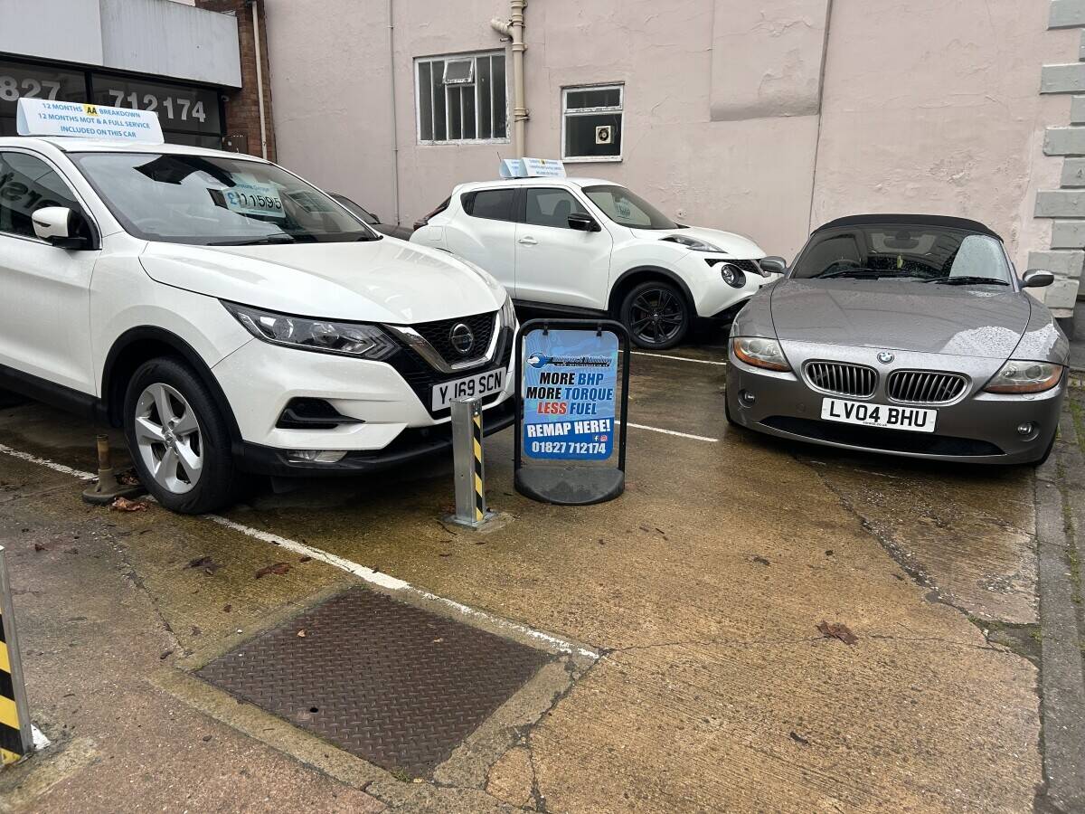 Car sales forecourt & showroom Photo 10