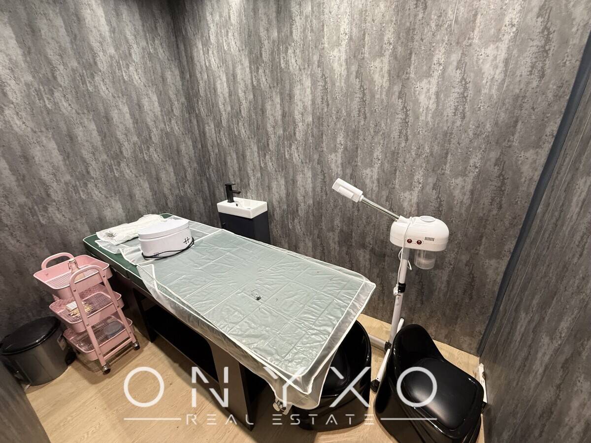 Retail Unit suitable for variety of uses in Reading Photo 8