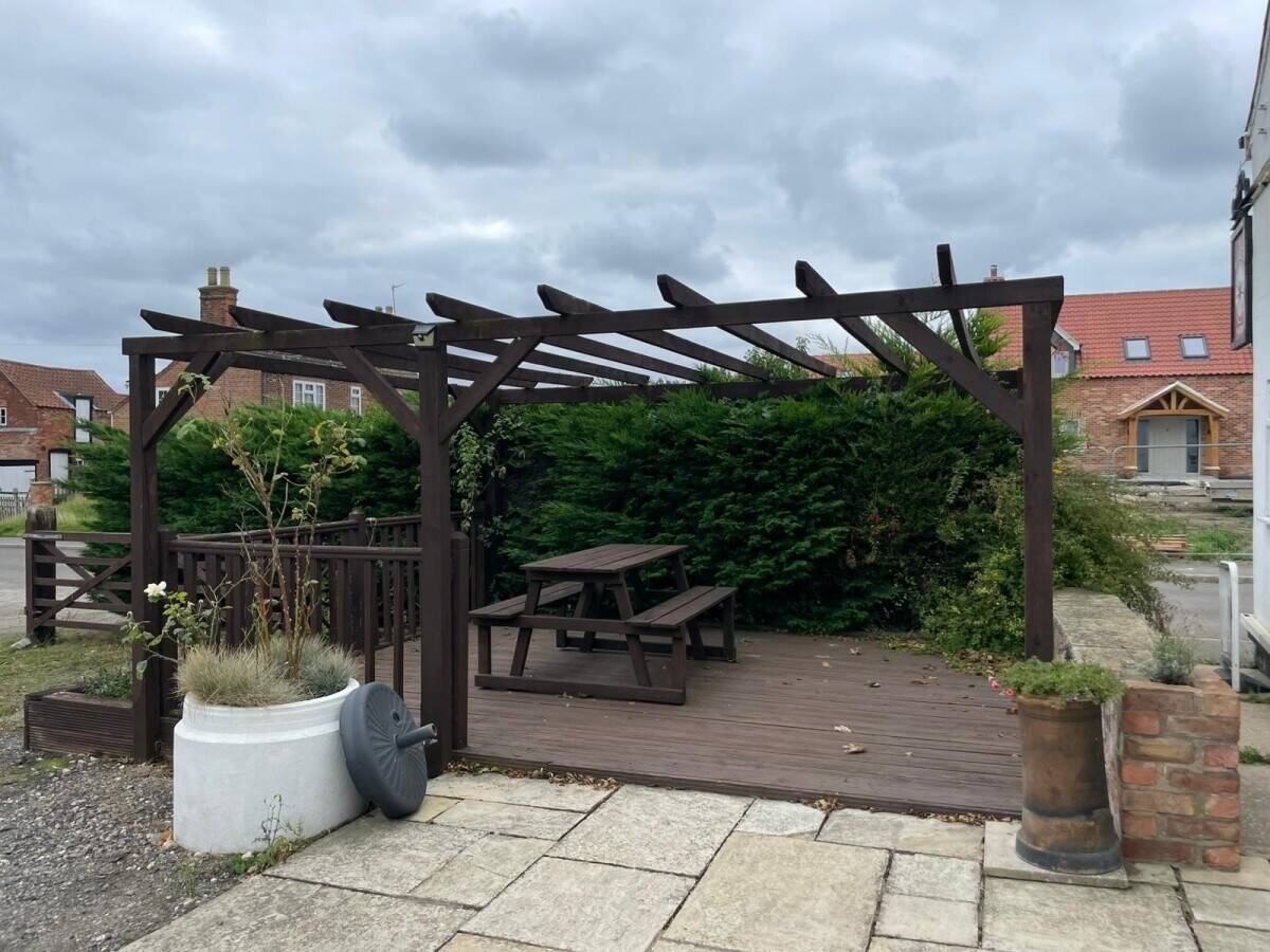 LINCOLNSHIRE - PUB AND RESTAURANT WITH SEPARATE DETACHED HOLIDAY LET