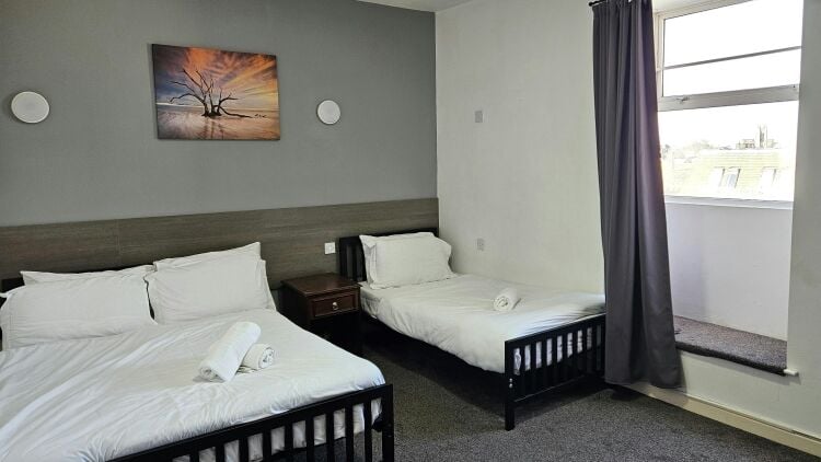 Imposing Freehold Hotel on Elevated Site with Town and Sea Views Photo 10