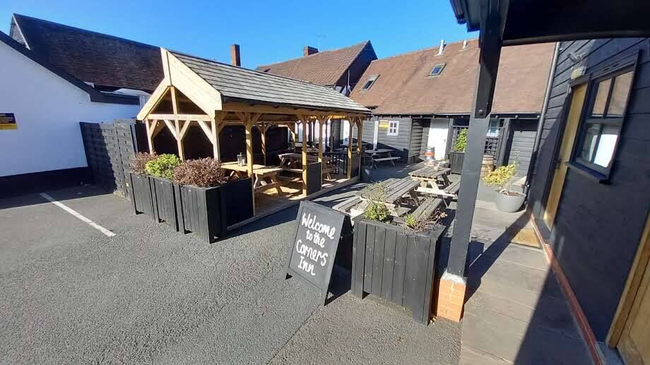 HEREFORDSHIRE – 17TH CENTURY BLACK AND WHITE VILLAGE INN