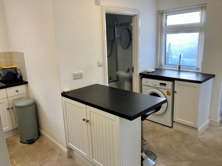 INVESTMENT PROPERTY OPPORTUNITY WITH ACCOMMODATION OR RETAIL PREMISES
