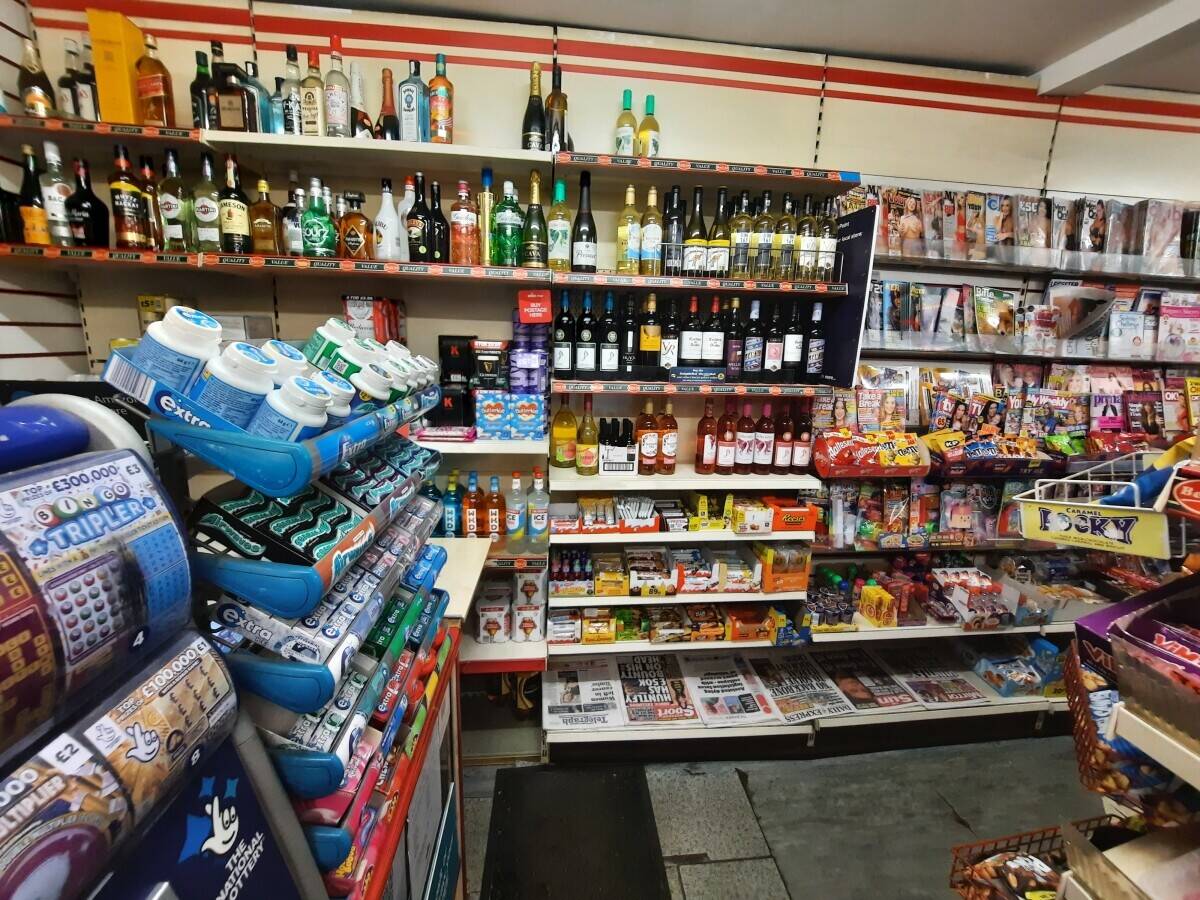 A off licence shop with 2 bedrooms flat for sale in kettering, Northamptonshire Photo 10