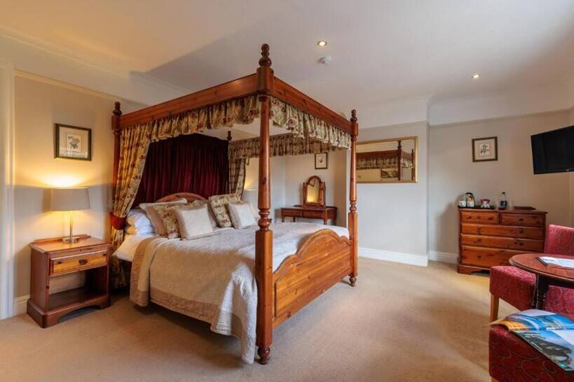 NORTH YORKSHIRE - PROFITABLE PUB & RESTAURANT WITH ELEVEN LETTING BEDROOMS