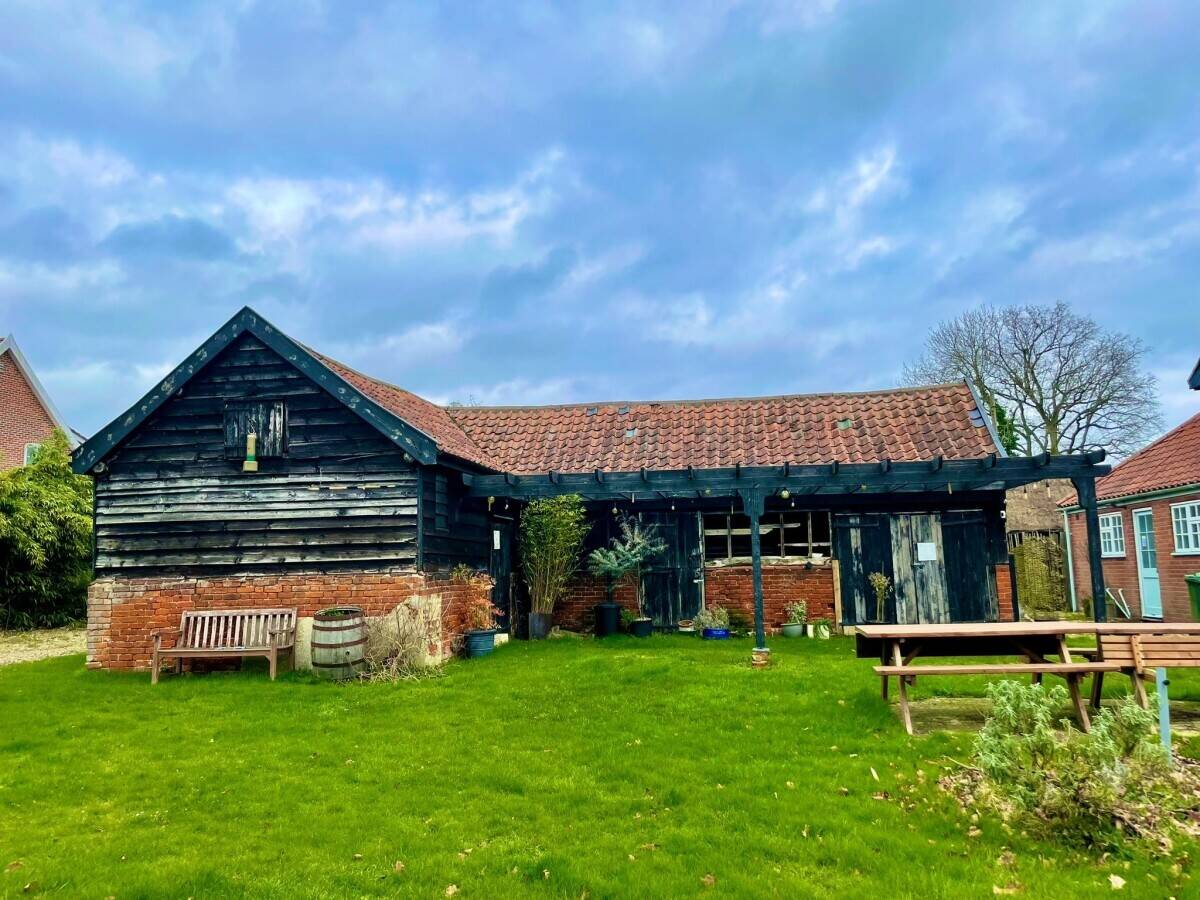 SUFFOLK - THREE BEDROOM PUBLIC HOUSE ON LARGE PLOT