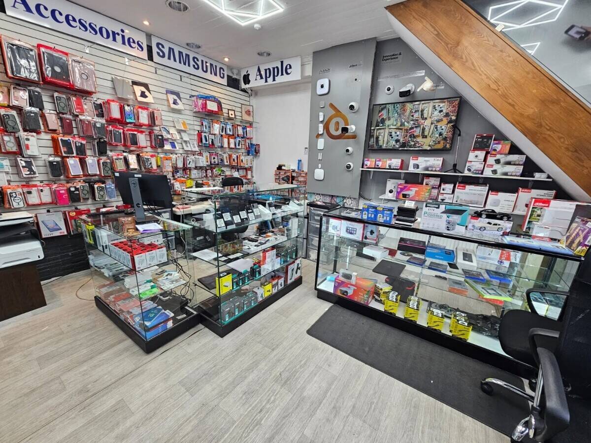 Established Mobile phone and computer shop in Clayton