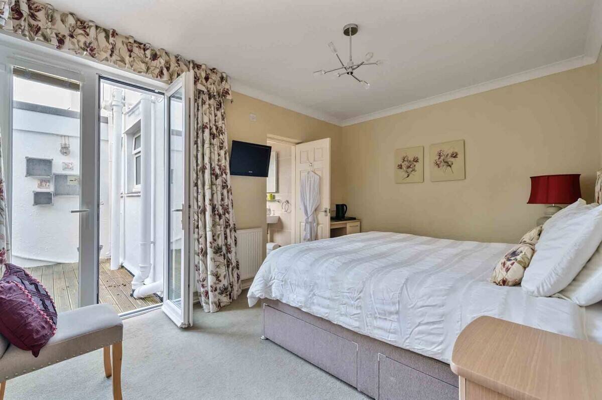 A beautifully presented detached 9-bedroom en-suite guest house Photo 10