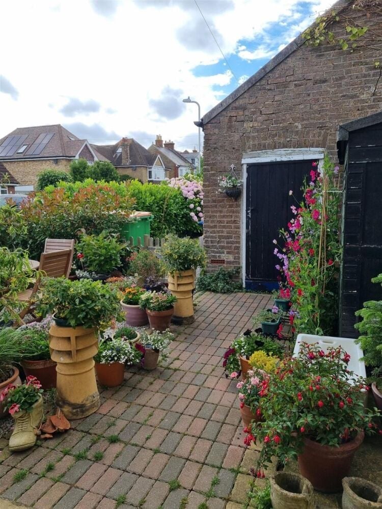 LEASEHOLD CAFÉ  WITH 3 BEDROOM FLAT