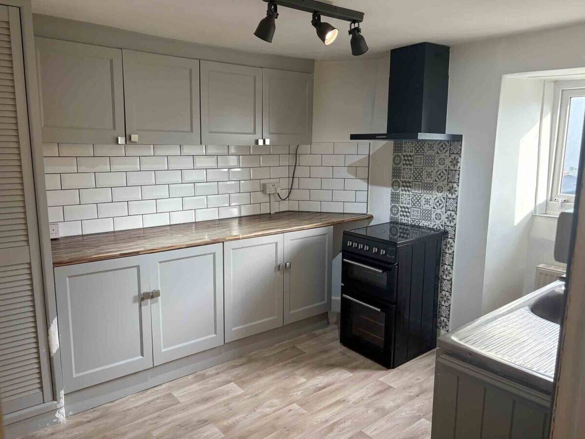 A successful Café with a 2 Bed Apartment Above in St Marychurch