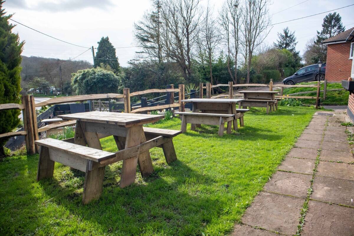 EAST SUSSEX - FREE-OF-TIE VILLAGE PUBLIC HOUSE TO LET
