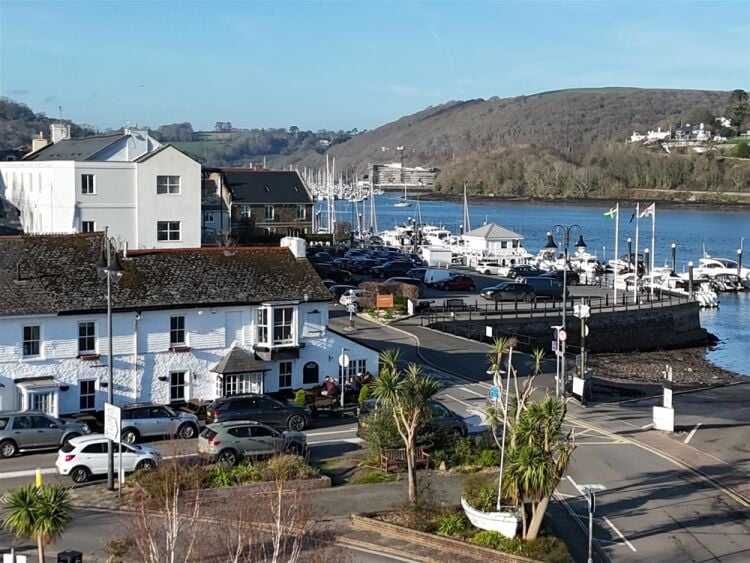 One of Devon’s Finest Waterside Freehouses For Sale in Dartmouth Photo 10