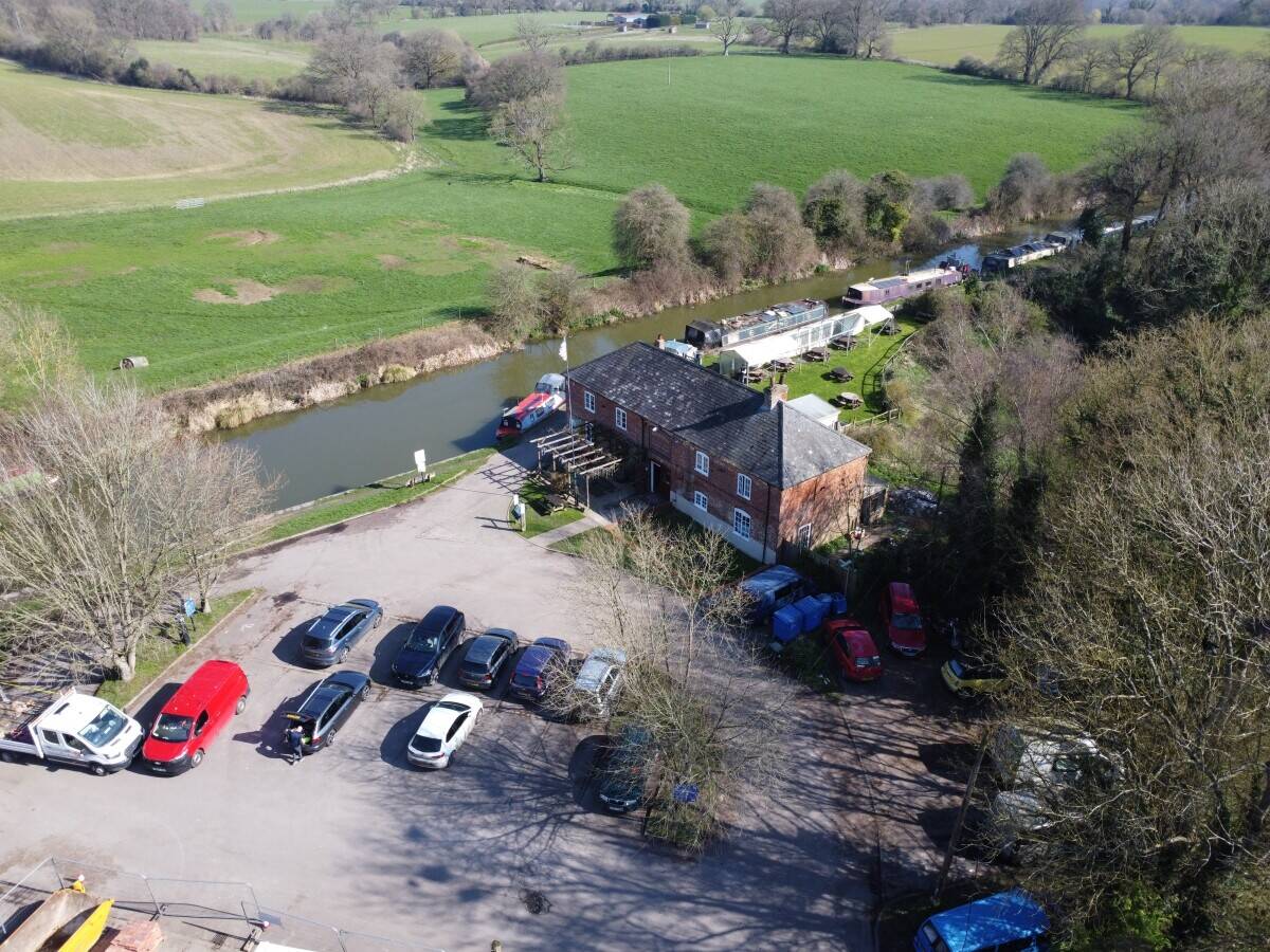 WILTSHIRE - PROMINENT CANALSIDE FREEHOUSE IN VALE OF PEWSEY Photo 10