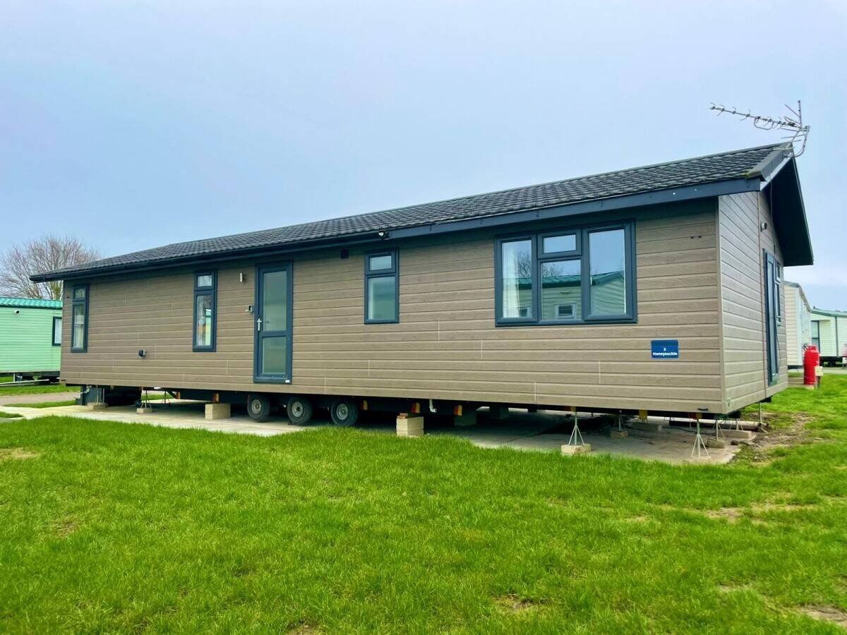 NOTTINGHAMSHIRE - THREE BEDROOM LODGE WITH PARKING FOR 3 CARS