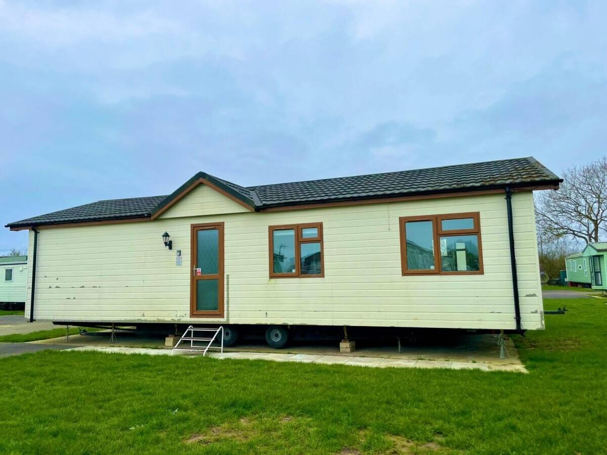 NOTTINGHAMSHIRE - THREE BEDROOM LUXURY LODGE WITH DRIVEWAY FOR 2 CARS Photo 10