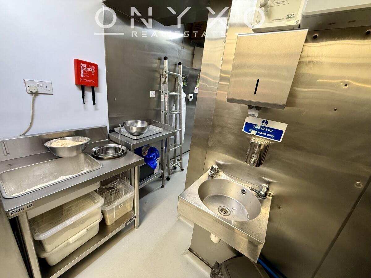 Newly Opened Fully Fitted Takeaway with Seating for Sale in North London Photo 9