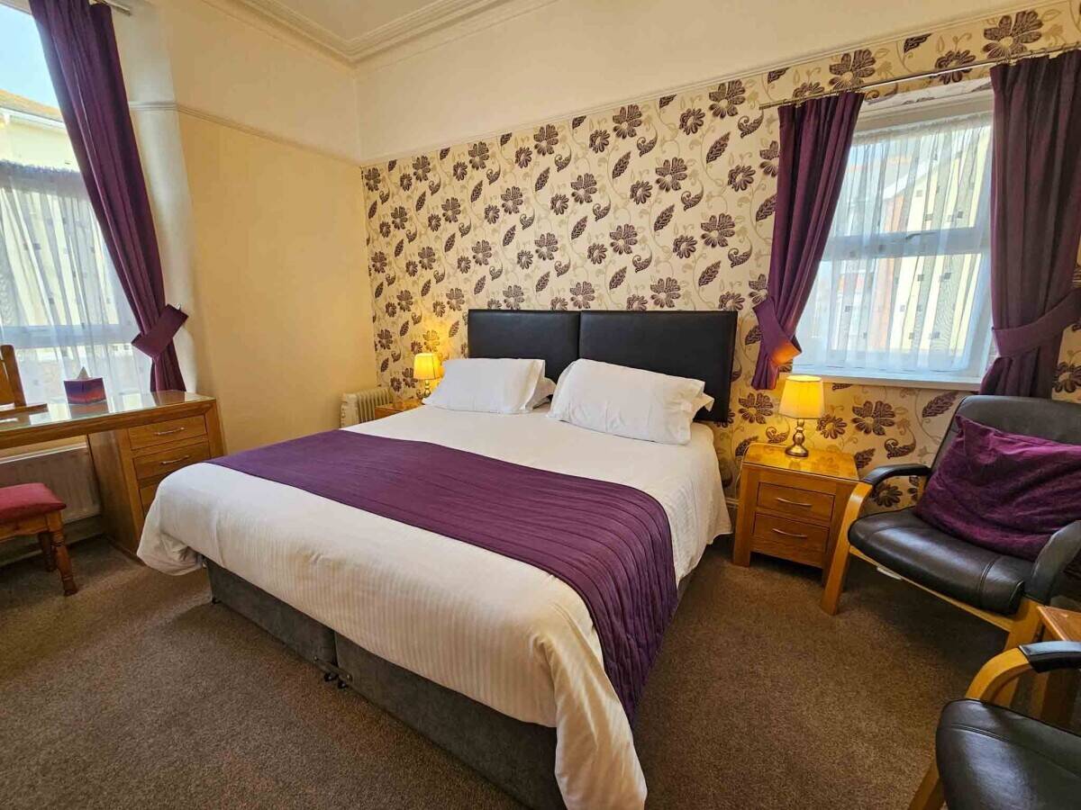 Profitable 15-Bedroom En-Suite Hotel Near Beach & Town Centre Photo 10