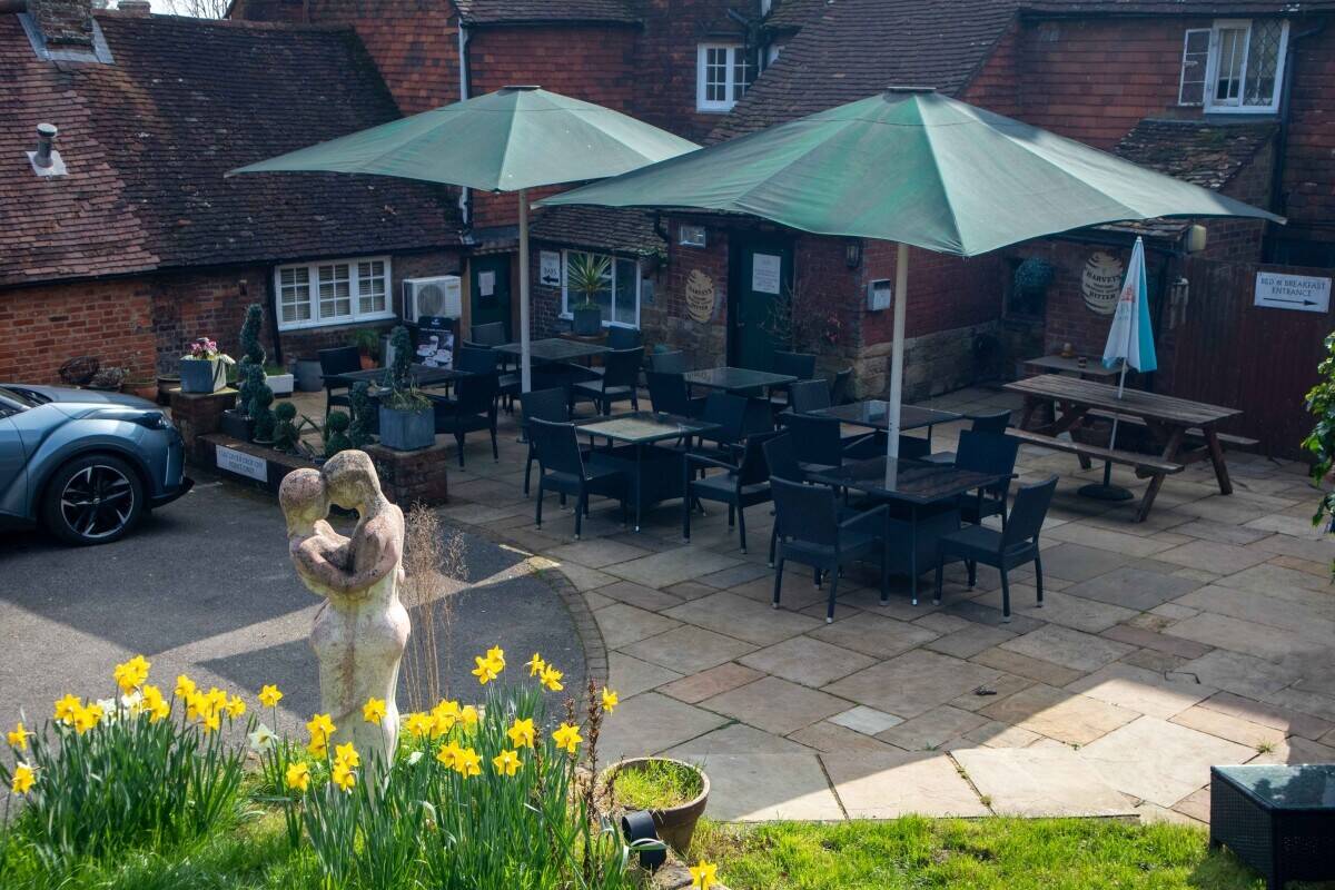 KENT - WELL-KNOWN HISTORIC PUB WITH FIVE LETTING ROOMS