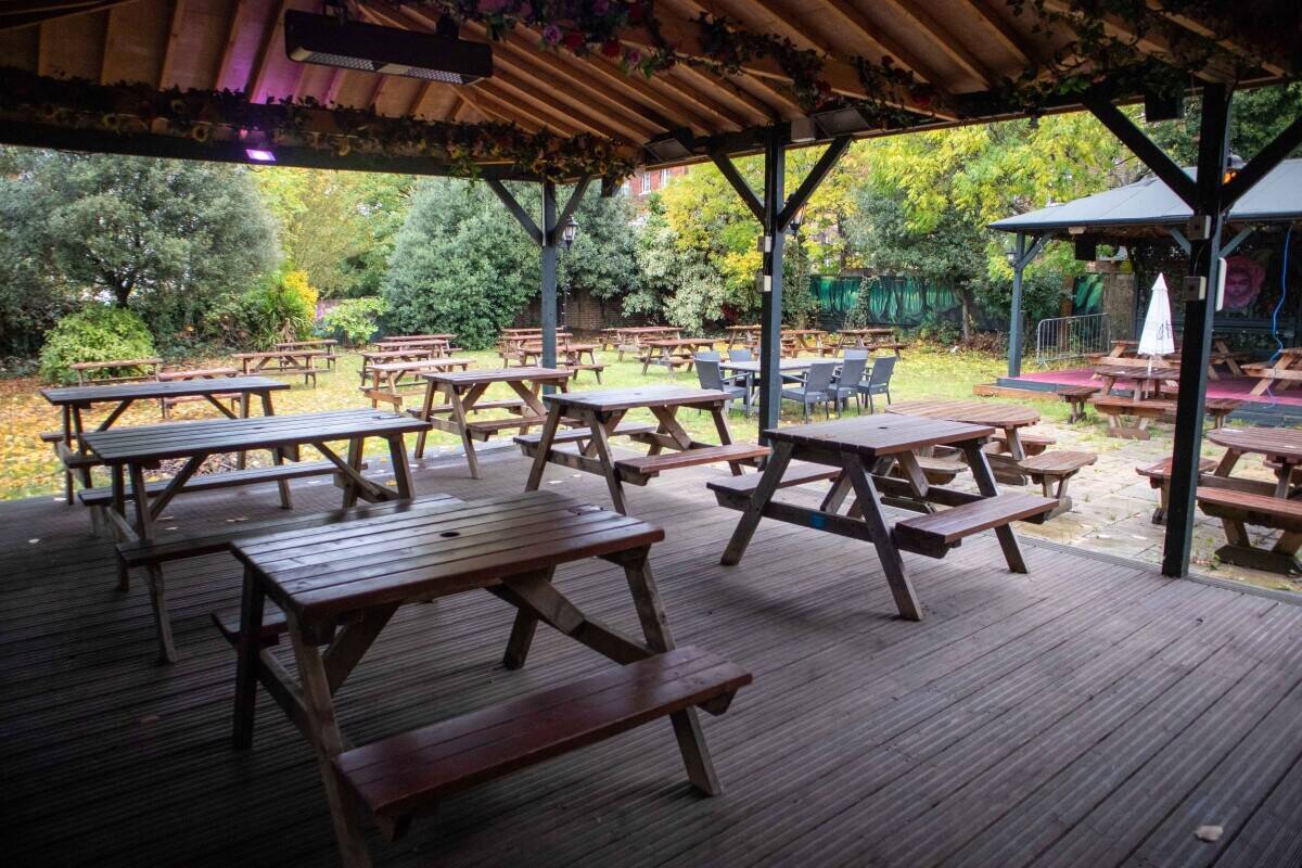 STREATHAM, LONDON - SUBSTANTIAL PUB WITH EXTENSIVE 12 ROOM ACCOMMODATION