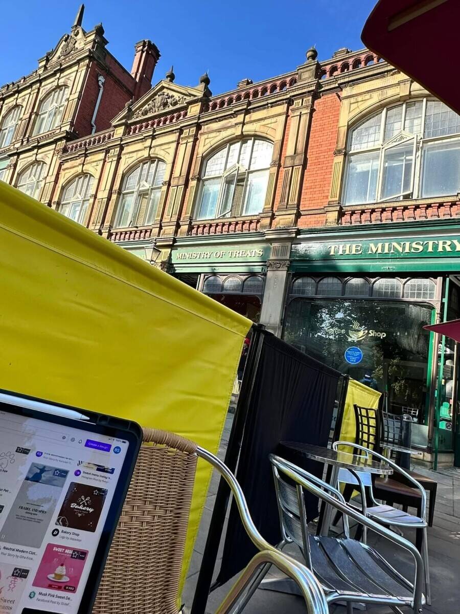 Coffee shop selling hot and cold food and drinks Photo 10