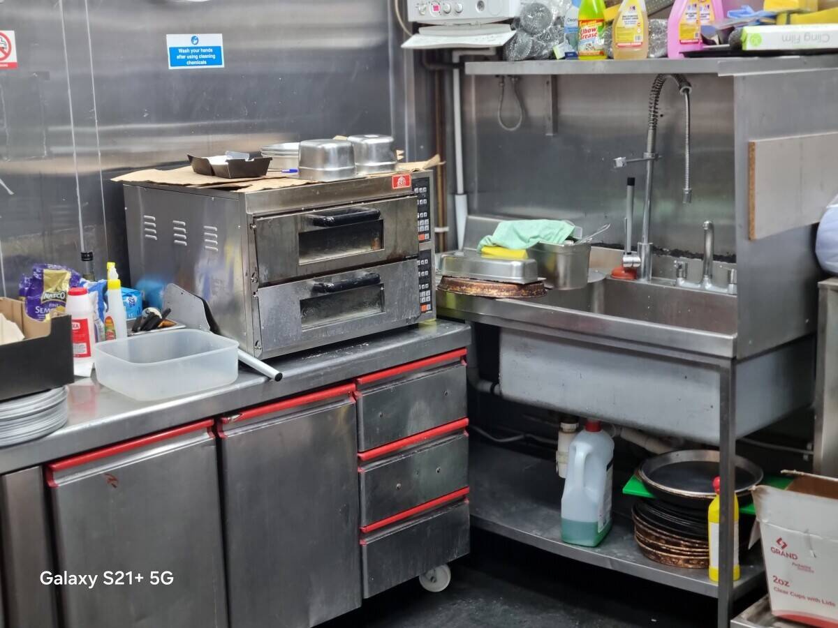A5 Pizza takeaway with walk in fridge ready to go Photo 9