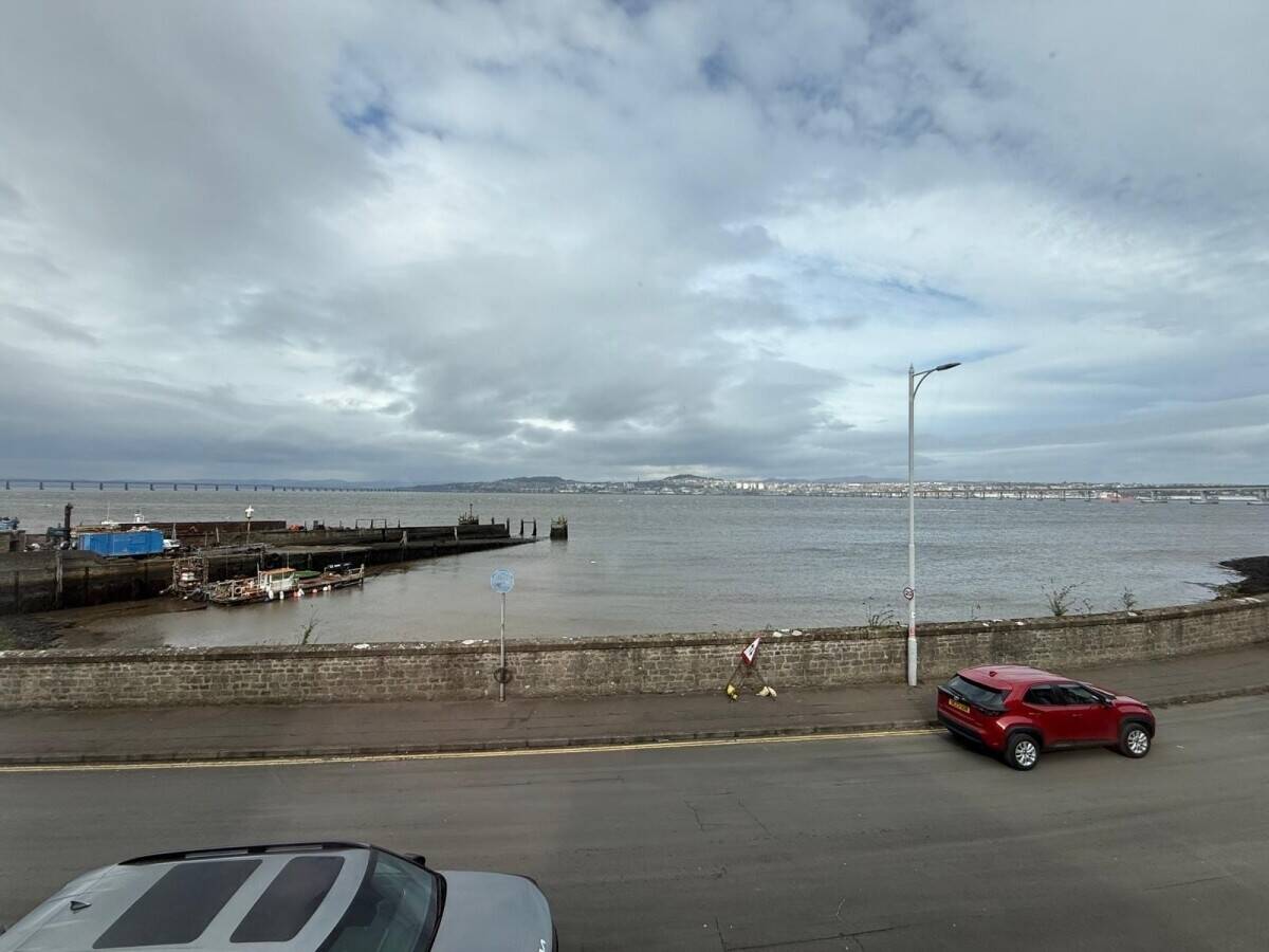 A Superbly Located Bar and Restaurant Overlooking The River Tay (ref 1812)