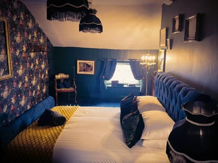 Well-Known Established Hotel & Bar Business Photo 10