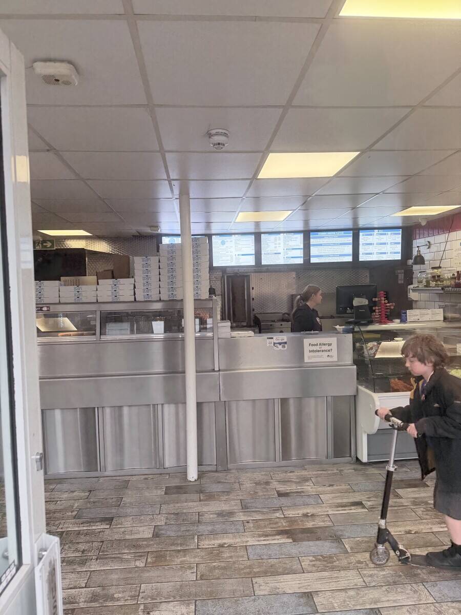 Fish and chips/kebab for sale in hemel hempstead with flat above.